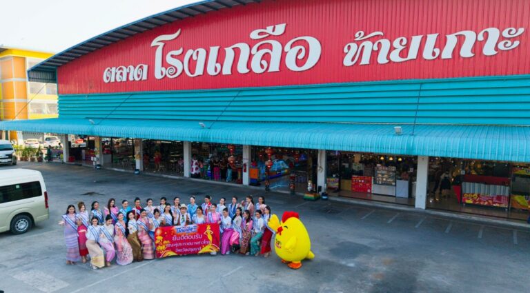 นางสาวไทยจังหวัดปทุมธานี มาเยี่ยมชมและสัมผัสบรรยากาศสุดคึกคัก ทั้งร้านผักผลไม้สดใหม่ อาหารอร่อย และตลาดต้นไม้สุดร่มรื่น